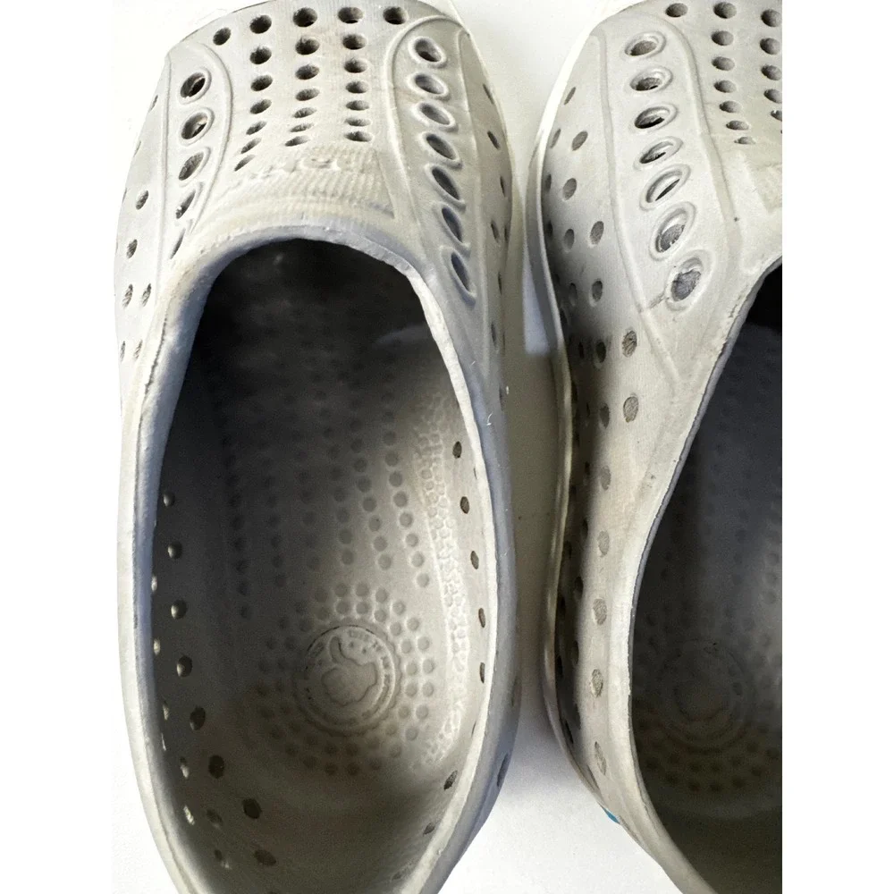 Native minor sneakers using